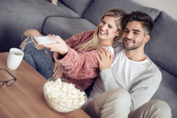 Giovani Coppie Rilassano Nel Loro Appartamento Guardando Film Mangiando Popcorn — Foto Stock