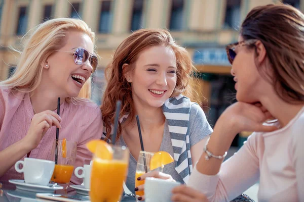 一緒にカフェでコーヒーを楽しんでいる女友達のグループ — ストック写真