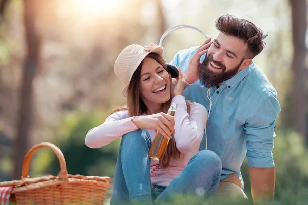 Cita Romántica Pareja Joven Enamorada Picnic Parque — Foto de Stock