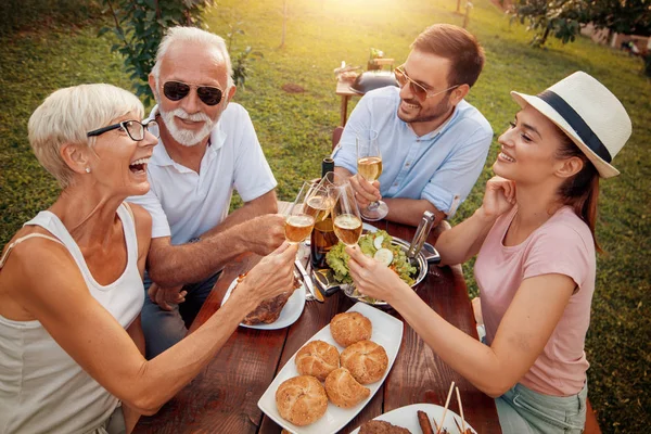 Feliz Gran Familia Divirtiéndose Mientras Almuerzan Alrededor Una Mesa Picnic —  Fotos de Stock