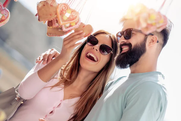 Feliz Joven Pareja Divirtiéndose Aire Libre Sonriendo — Foto de Stock