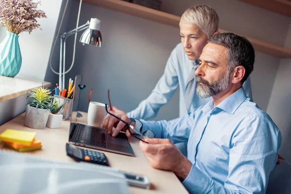 Disfrutando Buen Día Trabajo Gente Negocios Madura Discutiendo Trabajando Juntos — Foto de Stock