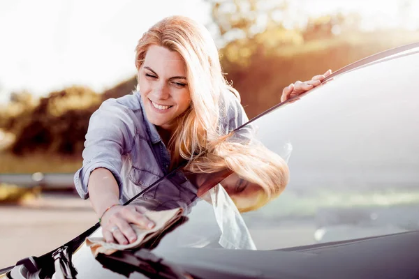 Mujer Joven Limpiando Coche Aire Libre —  Fotos de Stock