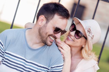 Mutlu sevgi dolu çift. Genç çift açık havada eğleniyor.