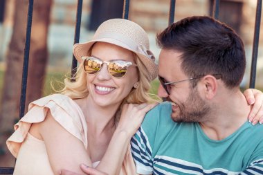 Mutlu sevgi dolu çift. Genç çift konuşmak ve açık havada eğleniyor.