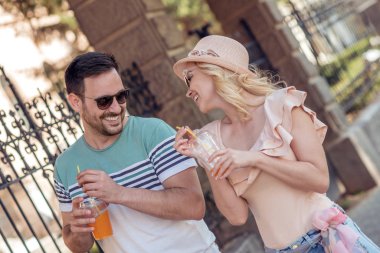 Genç çift sağlıklı içme suyu şehrin detoks.