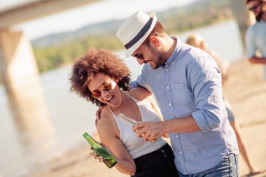 Sahilde romantik genç bir çift, eğleniyorlar..