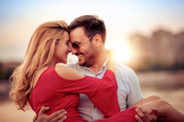 Mutlu genç çift dışarıda eğleniyor ve gülümsüyor..