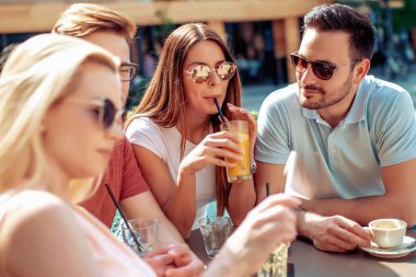 Arkadaşlar kafede harika bir zamandı. Gülümseyen ve bir kafede oturup, kahve içme ve birlikte zevk arkadaş.