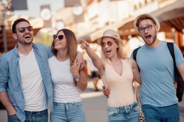 Eğleniyor şehrin keyfini turist Grup.