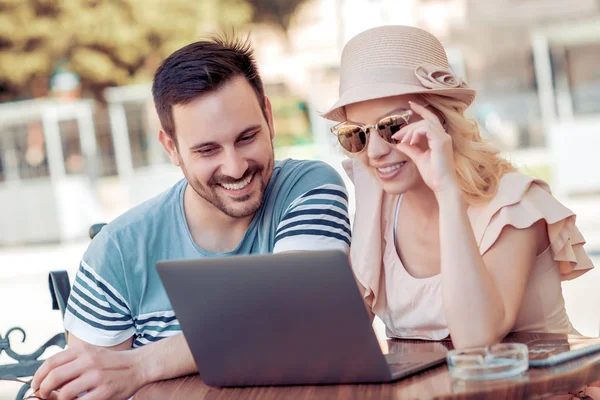 Sourire Jeune Couple Assis Table Dans Café Tout Regardant Ordinateur — Photo