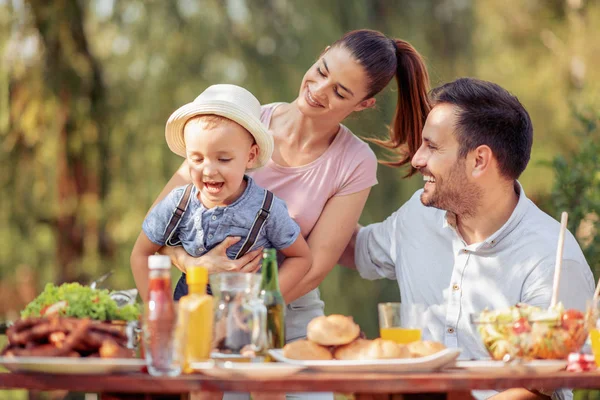 Familia Almorzando Jardín Día Soleado —  Fotos de Stock