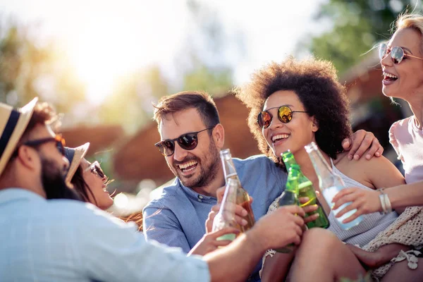 Group Happy Young Friends Having Party Beach — Stock Photo, Image