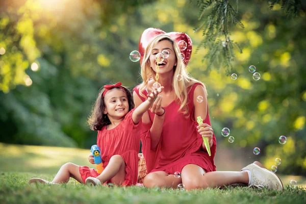美丽的母亲和她的小女儿在户外 享受在一起 — 图库照片