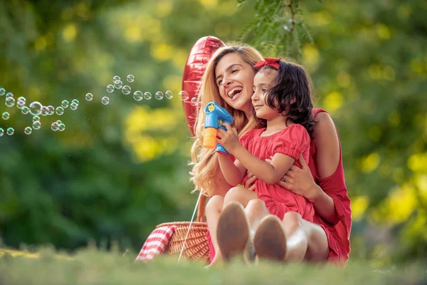 Vacker Mor Och Hennes Lilla Dotter Utomhus Njuta Tillsammans — Stockfoto