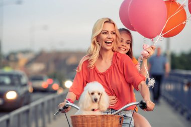 Anne ve kızı birlikte eğleniyor, Bisiklete binmek.