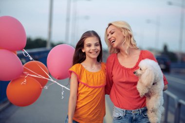 Güzel anne ve kızı birlikte şehirde iyi vakit geçiriyor.