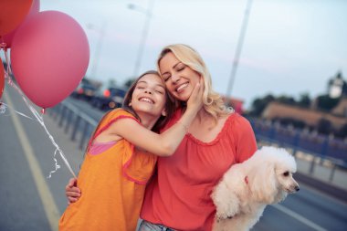Güzel anne ve kızı birlikte şehirde iyi vakit geçiriyor.