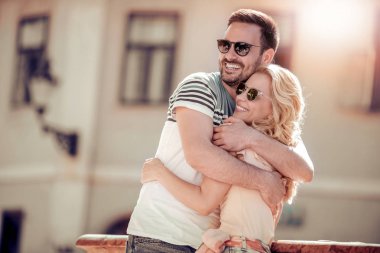 Sokakta sarılma aşık romantik genç çift.