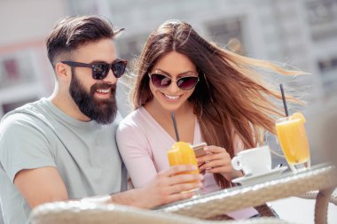 Güzel bir çift kahve içiyor, birlikte eğleniyorlar..