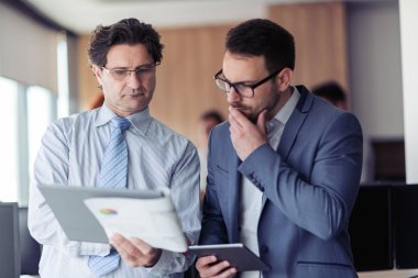 İki iş adamları ofisinde çalışıyor. İş kavramı.