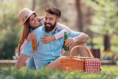 Romantik tarih. Genç çift park piknik keyfi.