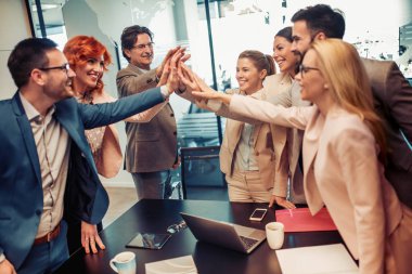 Genç yaratıcı yöneticileri ekibi ile yeni modern ofis projesinde çalışıyor.