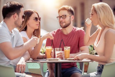 Arkadaşlar kafede harika bir zamandı. Gülümseyen ve bir kafede oturup, kahve içme ve birlikte zevk arkadaş.