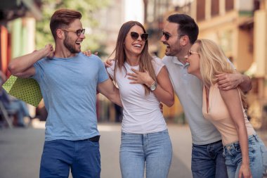 Eğleniyor şehrin keyfini turist Grup.