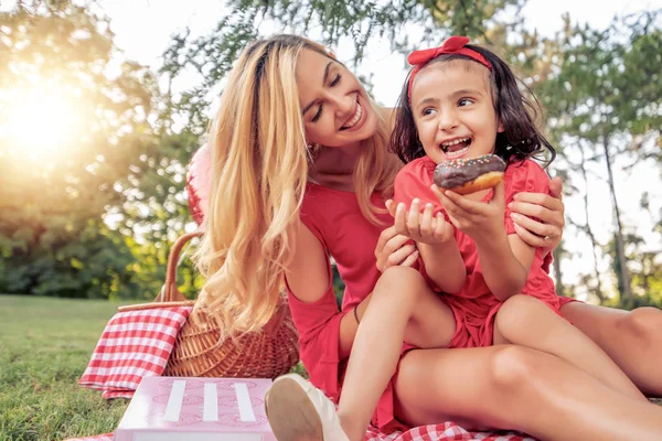 母の日 幸せな若い母と娘一緒に楽しい時を過す ドーナツを食べる — ストック写真