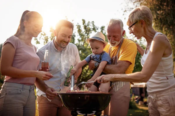 Familia Feliz Teniendo Una Fiesta Barbacoa Patio Trasero Comida Familia — Foto de Stock