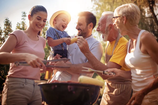 幸せな大家族が夏の園遊会で昼食します 食べ物 愛と幸福の概念 — ストック写真