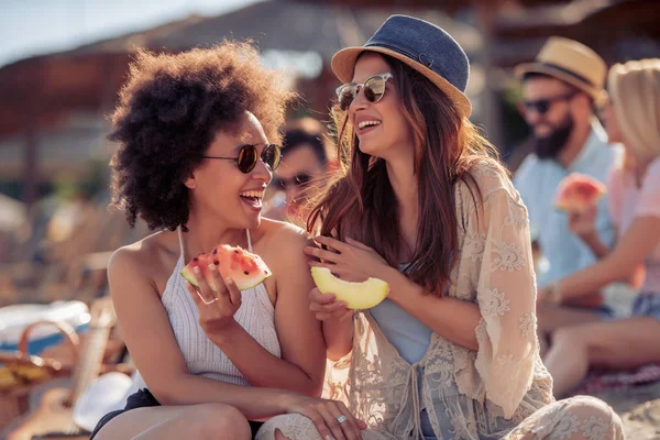 Glada Unga Vänner Att Kul Stranden Och Äta Vattenmelon — Stockfoto