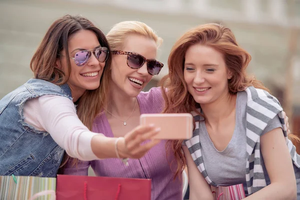 Tre Kvinnliga Vänner Att Vara Lycklig Med Shoppingkassar Staden — Stockfoto
