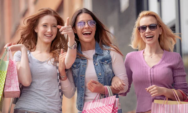 Trois Amies Heureux Avec Des Sacs Provisions Dans Ville — Photo