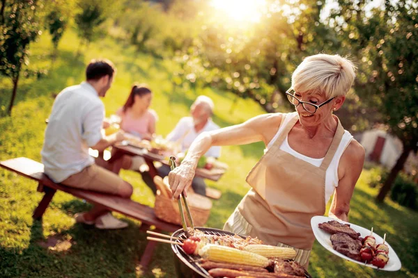 Família Fazendo Uma Festa Churrasco Seu Jardim Verão — Fotografia de Stock