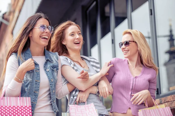 Tre Kvinnliga Vänner Att Vara Lycklig Med Shoppingkassar Staden — Stockfoto