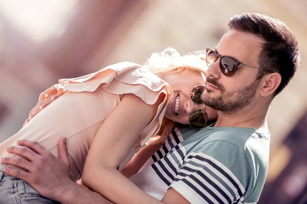 Retrato Belo Casal Jovem Fora Casal Apaixonado — Fotografia de Stock