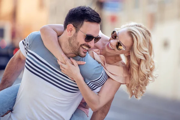 Junges Paar Lächelt Und Hat Spaß Freien Bei Einem Date — Stockfoto