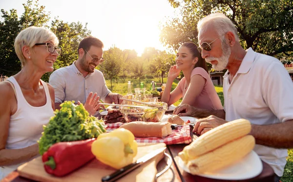 幸せな大家族が夏の園遊会で昼食します 食べ物 愛と幸福の概念 — ストック写真