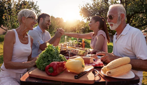 Ευτυχισμένη Οικογένεια Μεγάλο Γεύμα Στο Πάρτι Στον Κήπο Καλοκαίρι Άνθρωποι — Φωτογραφία Αρχείου