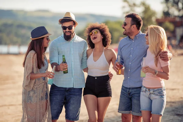 Group Happy Young Friends Having Party Beach — Stock Photo, Image