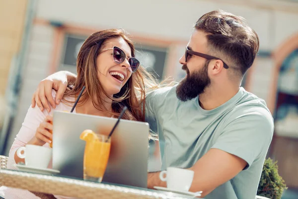 Schönes Paar Bei Einem Date Kaffee Trinken Zusammen Spaß Haben — Stockfoto