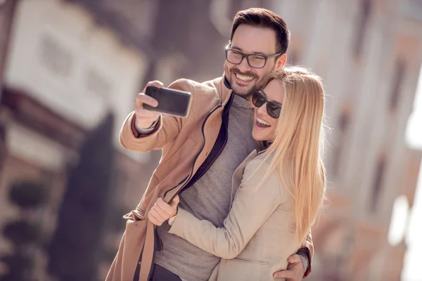 Pareja Feliz Turistas Tomando Selfie Ciudad —  Fotos de Stock