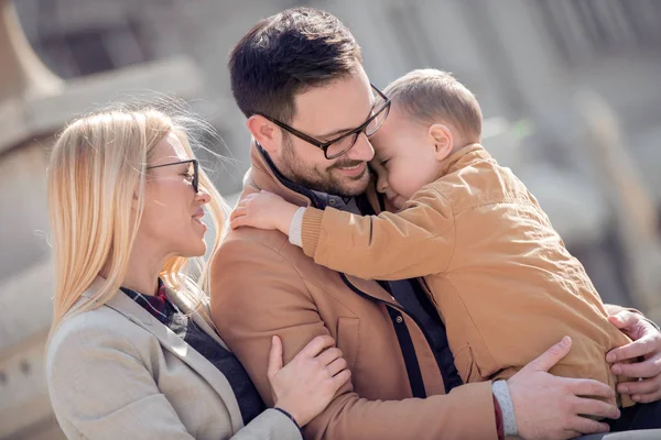 Glad Ung Familj Stad Gata Roligt — Stockfoto