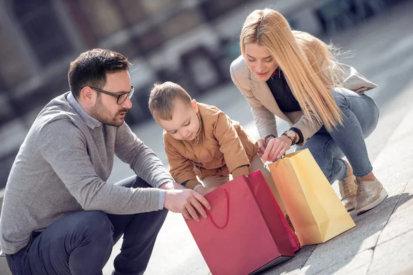 Lycklig Familj Med Lilla Son Och Kassar City Försäljning Konsumism — Stockfoto