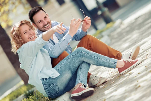 Sorrindo Casal Encantador Conversando Sentados Juntos Livre — Fotografia de Stock