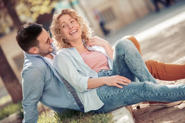 Sonriendo Encantadora Pareja Hablando Sentados Juntos Aire Libre — Foto de Stock