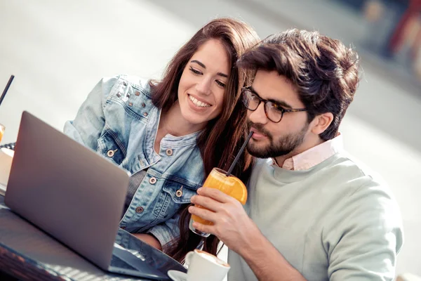 Casal Feliz Sentado Café Usando Laptop Passando Tempo Com Prazer — Fotografia de Stock