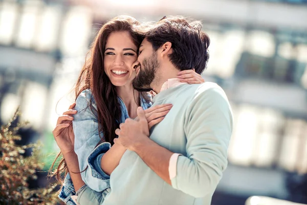 Güzel romantik çift geri kalan şehirde olması. Birbirlerinin şirket zevk.